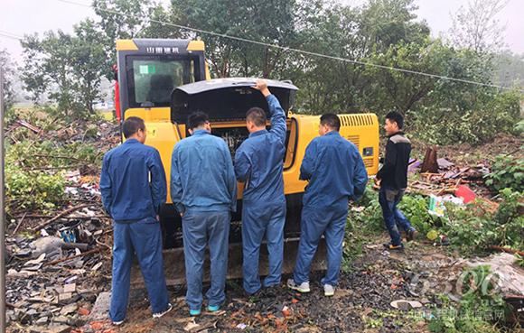 山重建机服务人员为用户检查设备