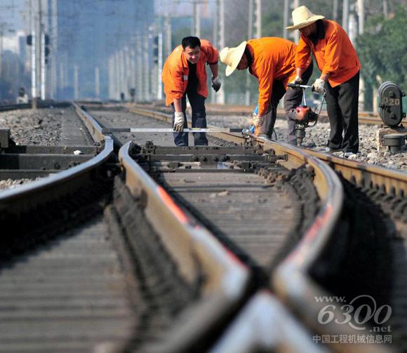 2016年全国铁路行业固定资产投资完成8015亿元