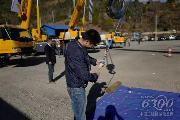 参赛选手在赛前检查比赛道具