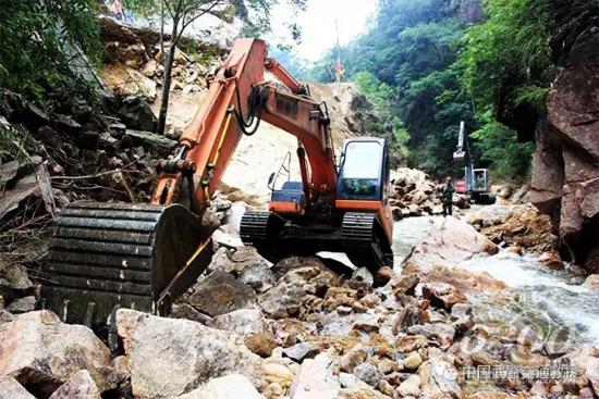 驾驶机械从河道中穿行