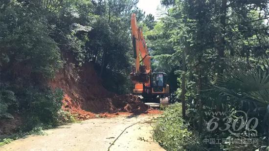 中大挖进入狭窄的乡村公路