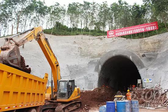 柳工设备巡检队冒雨检修 力挺中老铁路建设