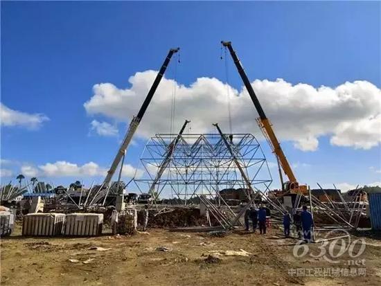 印度尼西亚卡巴那岛，4台徐工QY25K5-I汽车起重机在镍还原项目二期原料库进行网架主体安装协同吊装