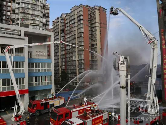 徐工成套化消防车参与内江城市火灾消防救援